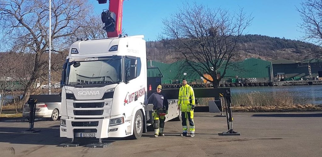 Robin Pettersson till höger i bild tillsammans med föraren Hans Holm från Murbiten Lyft & Maskin AB som använder Workify i sitt åkeri. 