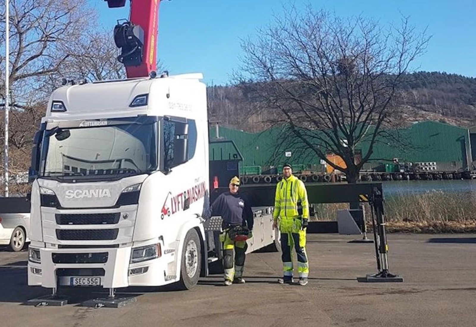 Robin Pettersson till höger i bild tillsammans med föraren Hans Holm från Murbiten Lyft & Maskin AB som använder Workify i sitt åkeri.