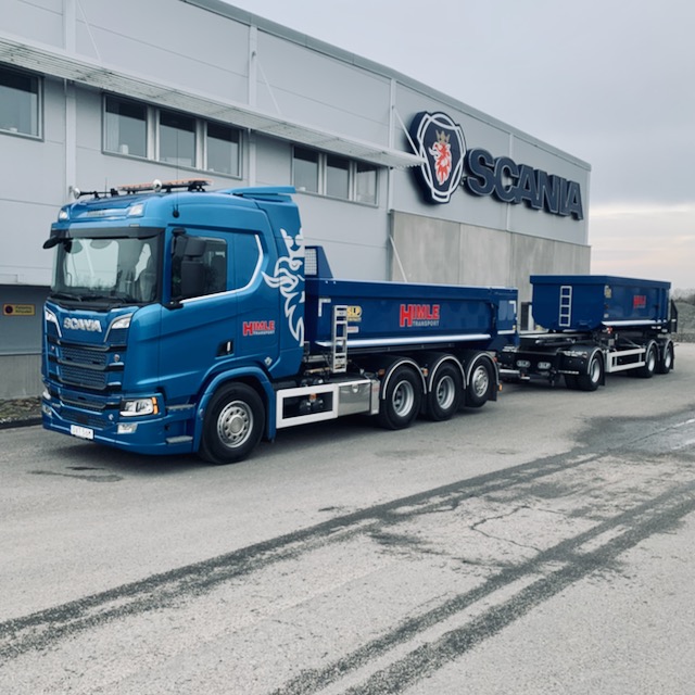 Bild på en av Himle Transports lastbilar utanför Scanias verkstad.