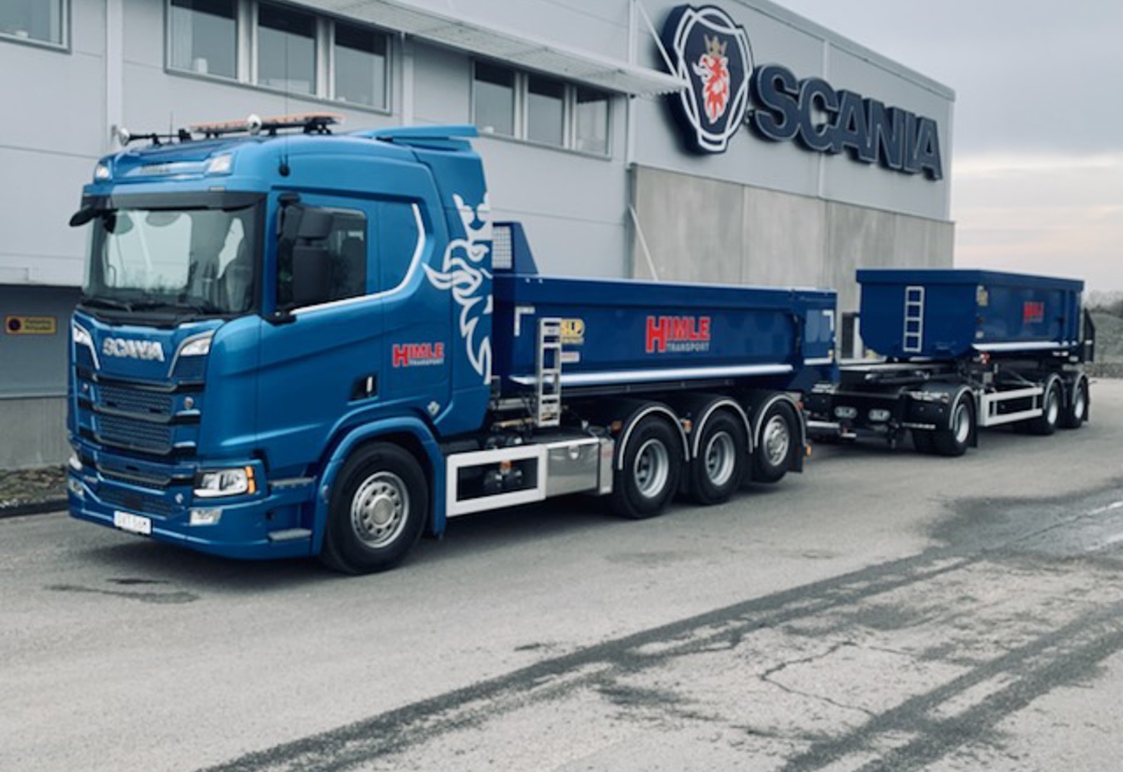 Bild på en av Himle Transports lastbilar utanför Scanias verkstad.