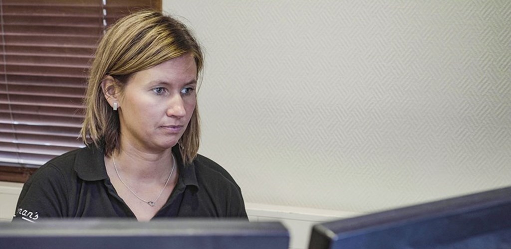 Sara Järnkvist, administratör på Ekmans i Hedesunda, sitter och jobbar i Workify på sin dator. 