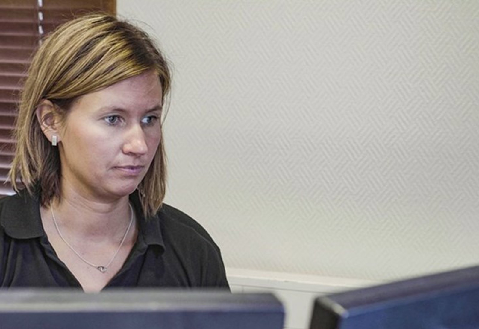 Sara Järnkvist, administratör på Ekmans i Hedesunda, sitter och jobbar i Workify på sin dator.