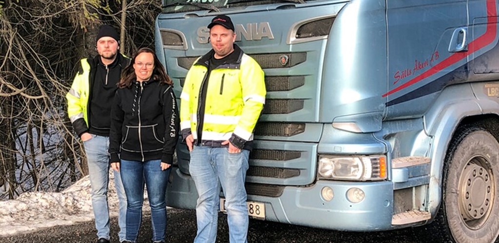 Medarbetare från Sälls Åkeri i Ljusne AB framför en av sina lastbilar. Ett av åkerierna som använder Workify. 