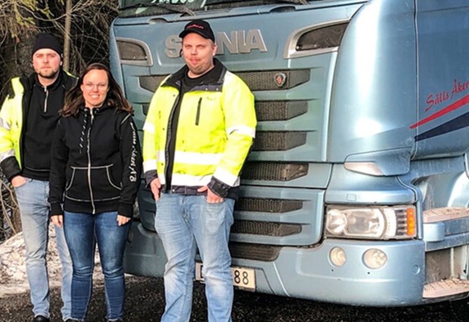 Medarbetare från Sälls Åkeri i Ljusne AB framför en av sina lastbilar. Ett av åkerierna som använder Workify.