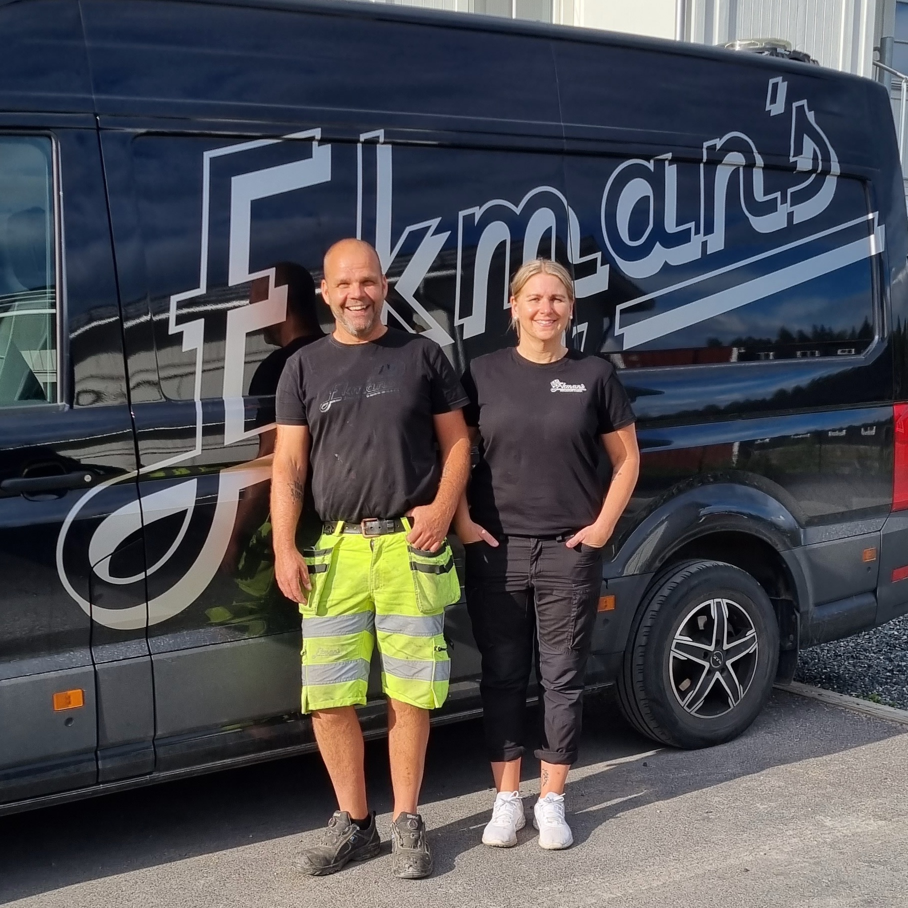 Krille och Karin Ekman framför en av åkeriets bilar på Ekmans i Hedesunda. Åkeriet är kund hos Workify.