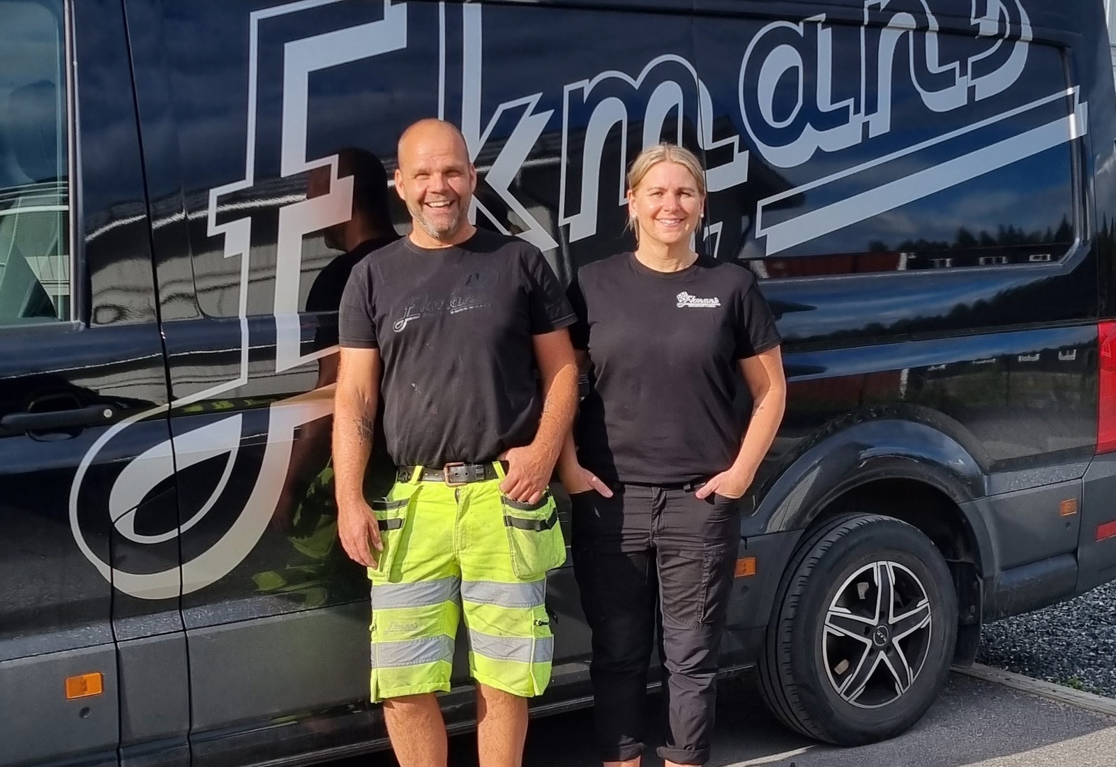 Krille och Karin Ekman framför en av åkeriets bilar på Ekmans i Hedesunda. Åkeriet är kund hos Workify.