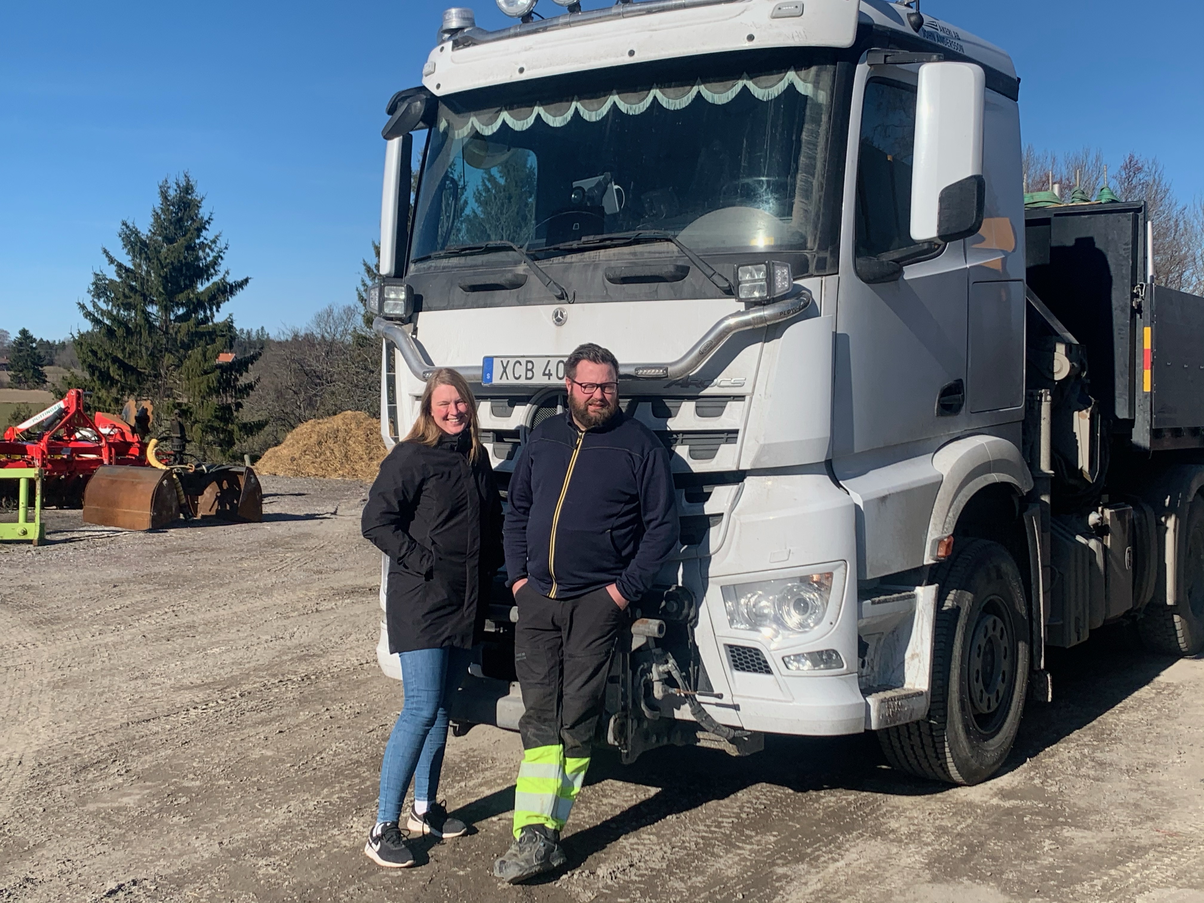 Mikael Andersson och hans sambo framför en av Åkeri AB John Anderssons lastbilar. Åkeriet använder Workify.