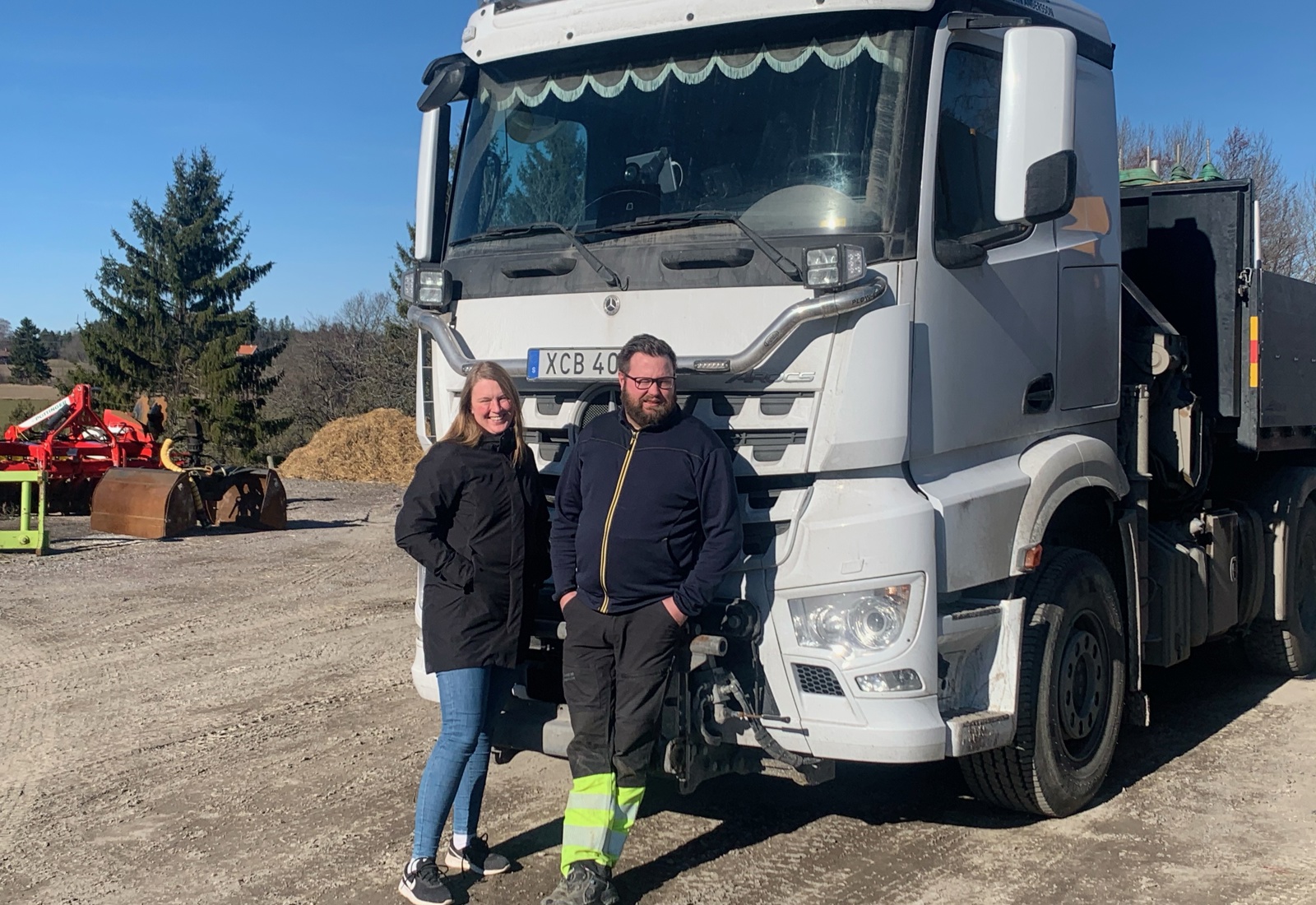 Mikael Andersson och hans sambo framför en av Åkeri AB John Anderssons lastbilar. Åkeriet använder Workify.