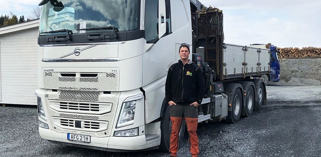 Martin Eriksson på kranbilsföretaget Sköra Lyft och Transport AB i Jämtland framför en av sina lastbilar. Företaget använder Workify. 