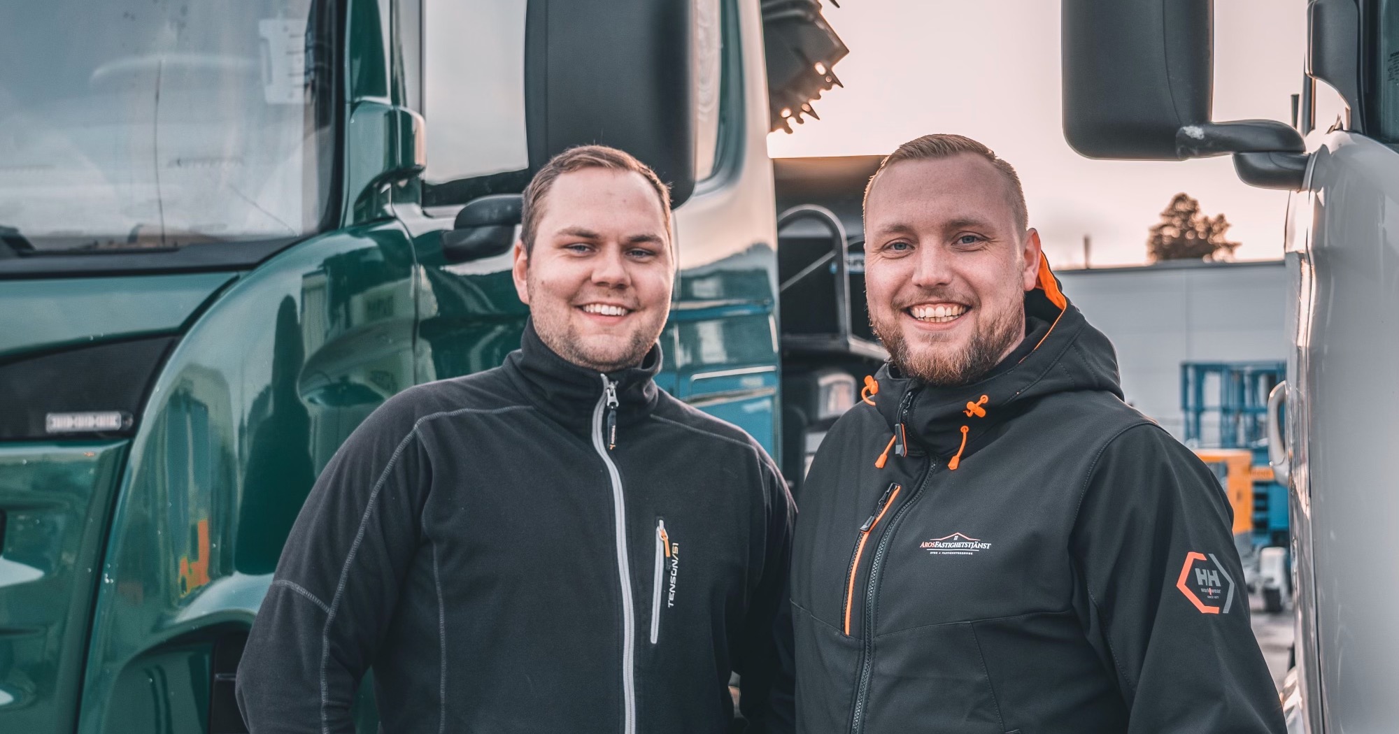 Erik Sors med kollega från åkeriet Sors & Ljunggren Transport,  framför några av sina lastbilar. Åkeriet använder Workify. 