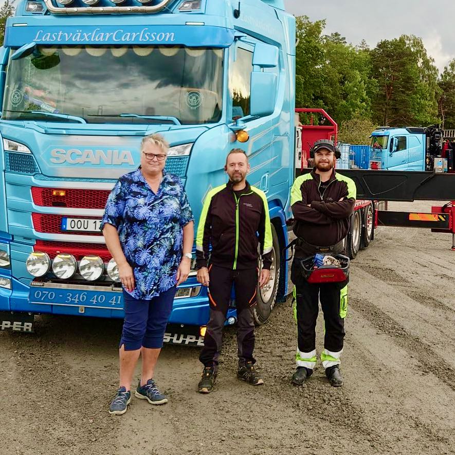 Åkeriet LastväxlarCarlsson ägs och drivs av Rolf och Elisabeth Carlsson. På bilden syns Elisabeth med sönerna Martin och Mattias framför en av åkeriets bilar. LastväxlarCarlsson använder Workify.