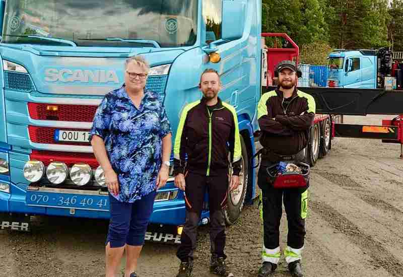 Åkeriet LastväxlarCarlsson ägs och drivs av Rolf och Elisabeth Carlsson. På bilden syns Elisabeth med sönerna Martin och Mattias framför en av åkeriets bilar. LastväxlarCarlsson använder Workify.