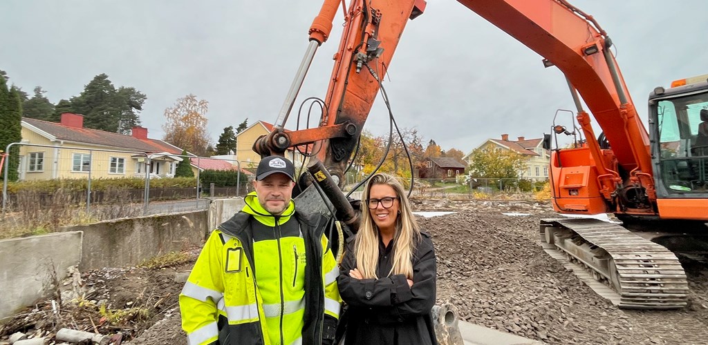 Johan och Petra Lundin på åkeriet J. Lundin AB i Gävle framför ett av sina fordon. Åkeriet använder Workify.
