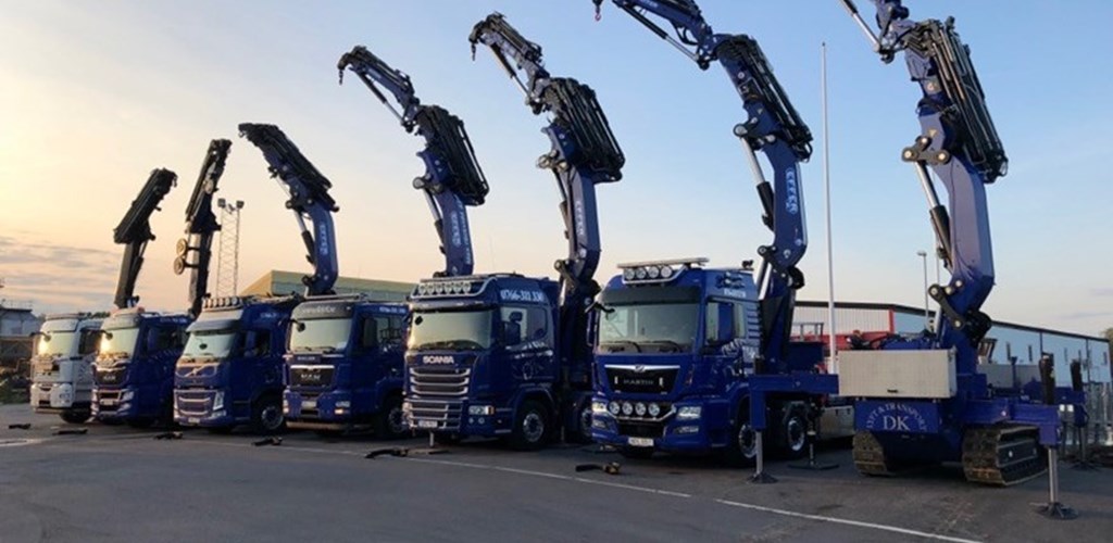 Ett flertal kranbilar som tillhör DK Lyft & Transport - ett av åkerierna som använder Workify