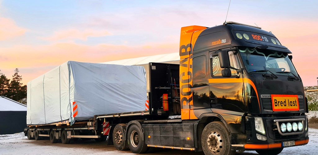 Lastbil från åkeriet ROCAB (Black Roc AB) i Västerås. Åkeriet använder Workify för att sköta orderhantering, tidrapportering och fakturering i åkeriet. 