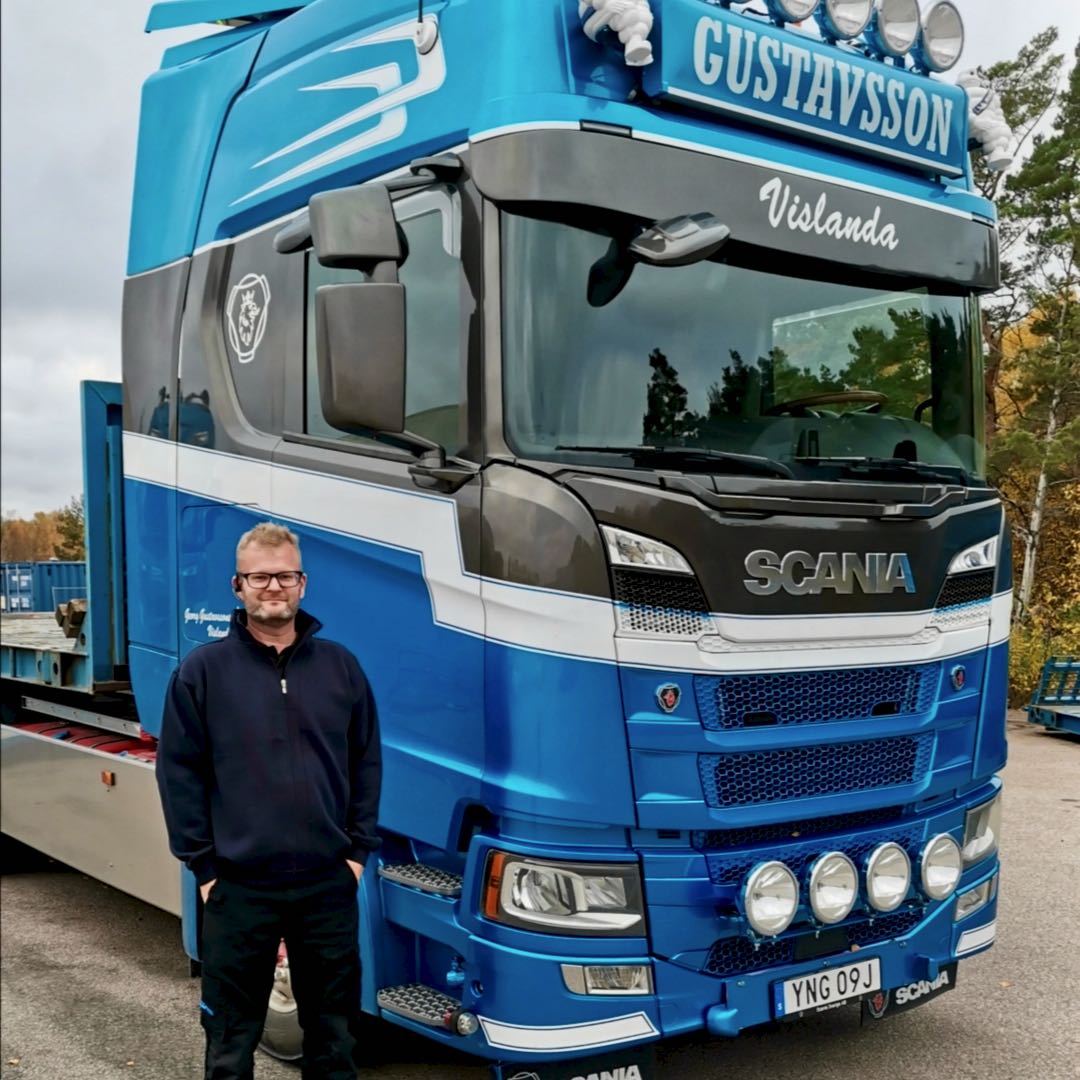 Henrik Gustavsson bredvid en av Georg Gustavssons Åkeris lastbilar. Henrik är en av Workifys nöjda kunder!